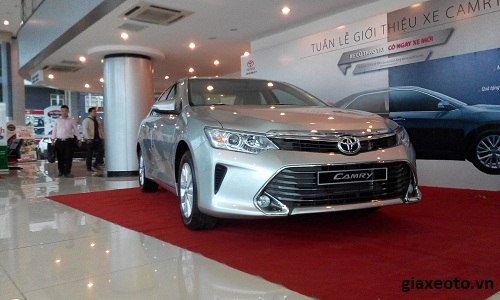 dau-xe-toyota-camry-2-0-mau-bac