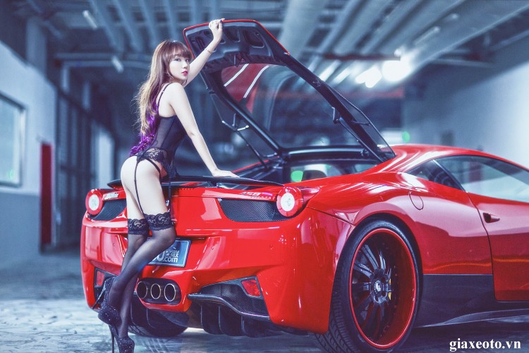 Người mẫu sexy quyến rũ bên siêu xe Ferrari