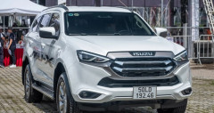 Giá xe Isuzu Mu-X 2025 lăn bánh và ưu đãi (10/2025)