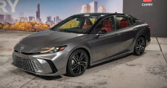 Toyota Camry 2025: đánh giá xe, thông số, giá lăn bánh (10/2025)