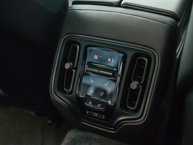 Aston-Martin-DBX707-cua-gio-dieu-hoa-hang-ghe-thu-2