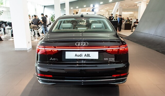 Audi-A8L-duoi-xe