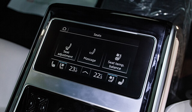 Audi-A8L-man-hinh-tren-be-ty-tay