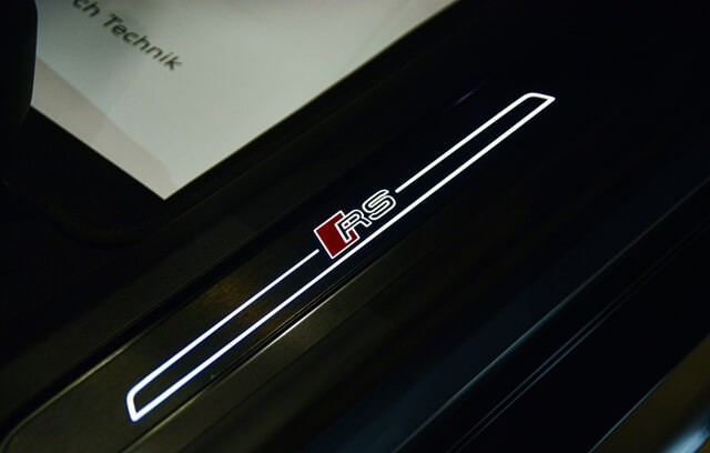 Audi-RS-E-Tron-GT-bac-buoc-chan