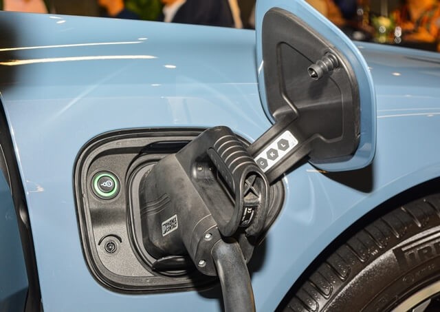 Audi-RS-E-Tron-GT-cong-sac-pin