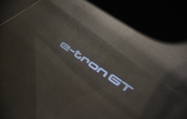 Audi-RS-E-Tron-GT-den-chao