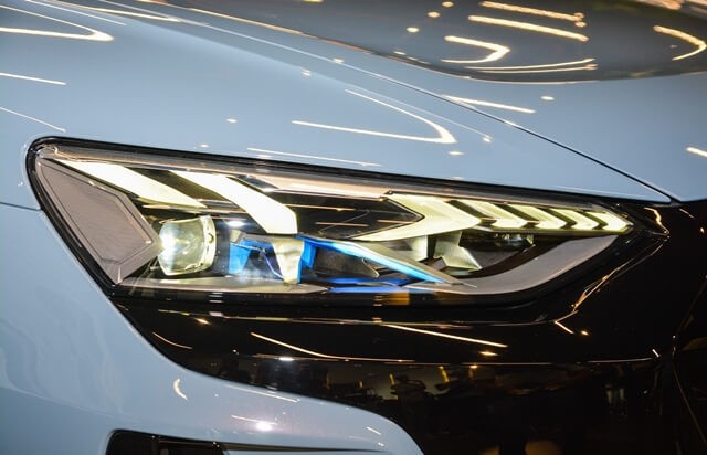 Audi-RS-E-Tron-GT-den-chieu-sang