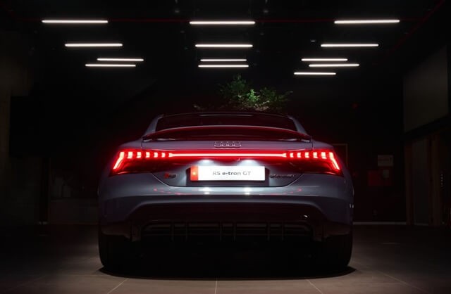 Audi-RS-E-Tron-GT-duoi-xe