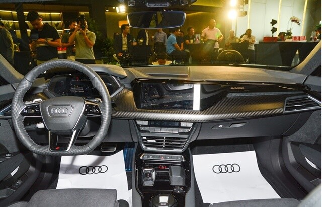 Audi-RS-E-Tron-GT-khoang-lai