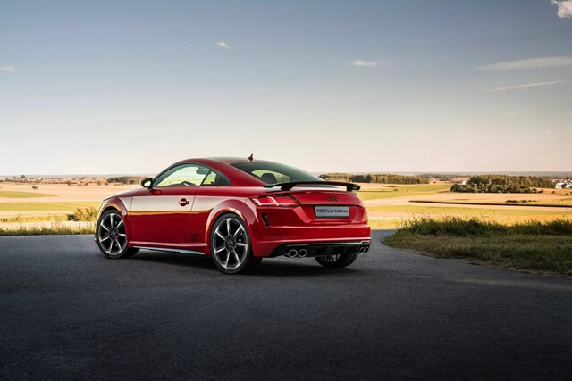 Audi-TT-Final-Edition-hong-va-duoi-xe