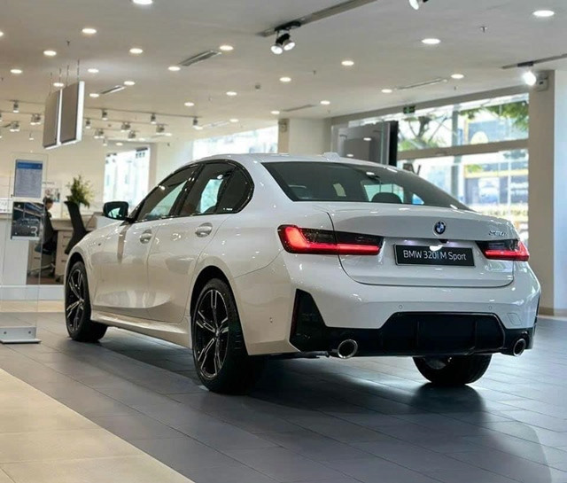 BMW-320i-facelift-hong-va-duoi-xe
