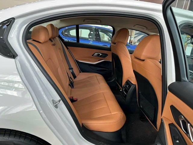 BMW-320i-facelift-noi-that-khoang-hanh-khach