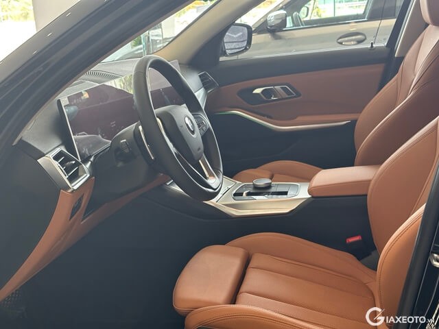 BMW-320i-khong-gian-khoang-lai