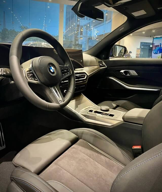 BMW-330i-M-Sport-LCI-khoang-lai