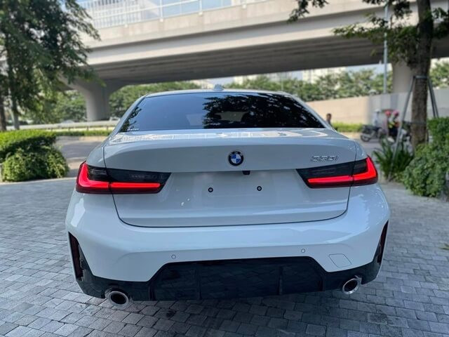 BMW-330i-M-Sport-duoi-xe