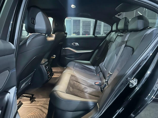BMW-330i-M-Sport-khoang-hanh-khach
