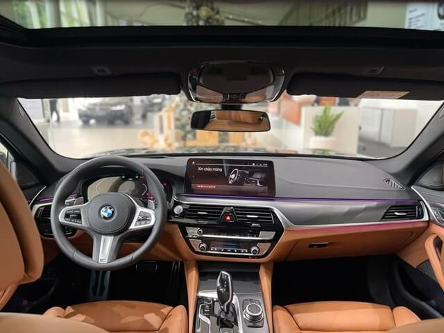 BMW-520i-M-Sport-khoang-lai