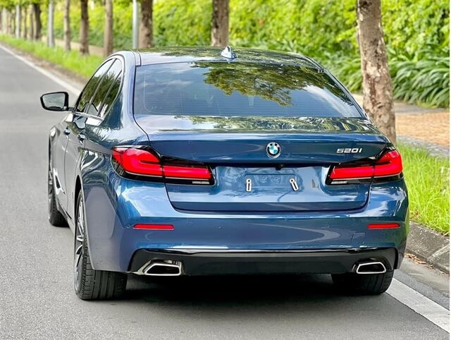 BMW-520i-duoi-xe