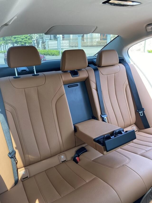 BMW-520i-khoang-hanh-khach