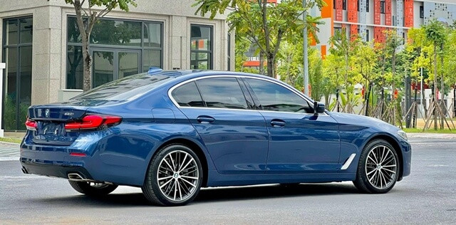 BMW-520i-than-va-hong-xe