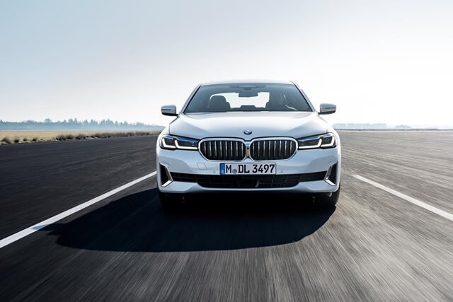 BMW-530i-2023-van-hanh