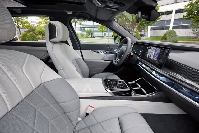 BMW-7-series-750e-M760e-khong-gian-khoang-lai