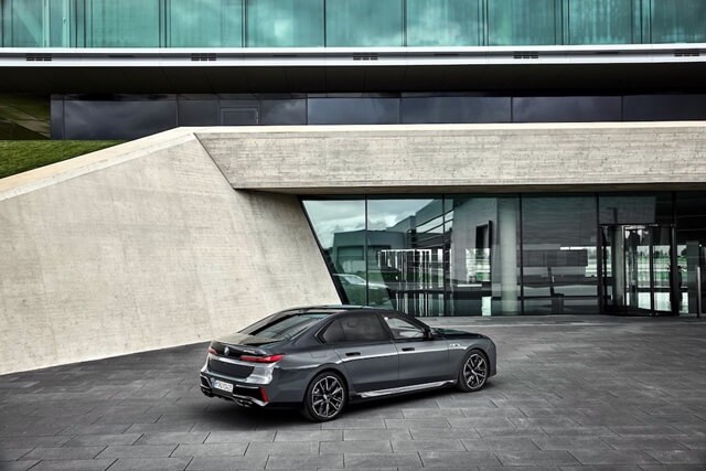 BMW-7-series-750e-M760e-xDrive-hong-va-duoi-xe