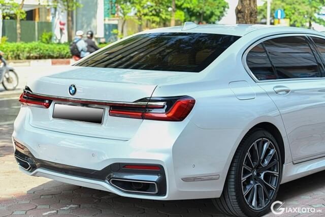 BMW-730-Li-2020-cu-hong-va-duoi-xe