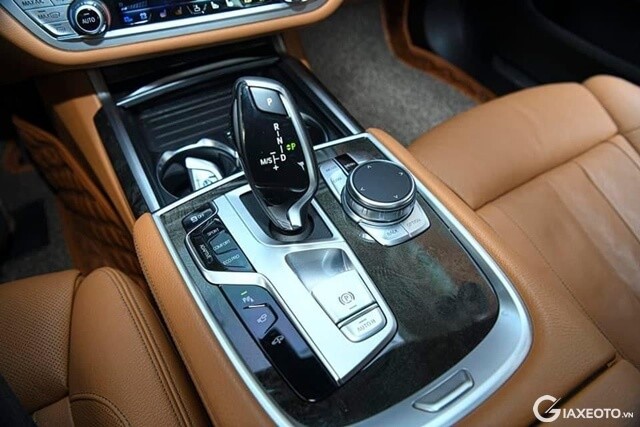 BMW-730-Li-2020-cu-trung-tam-dieu-khien