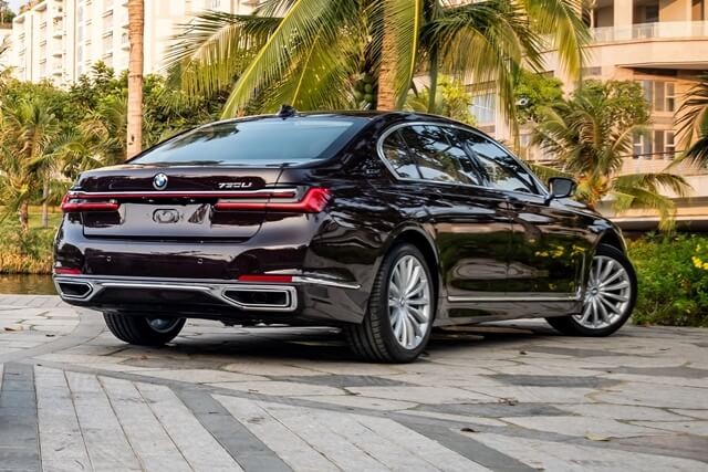 BMW-730Li-hong-va-duoi-xe