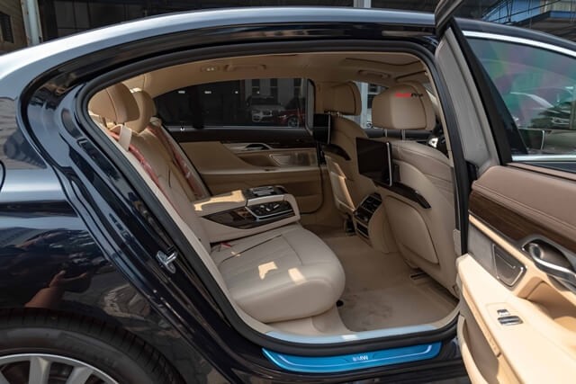 BMW-730Li-khoang-hanh-khach