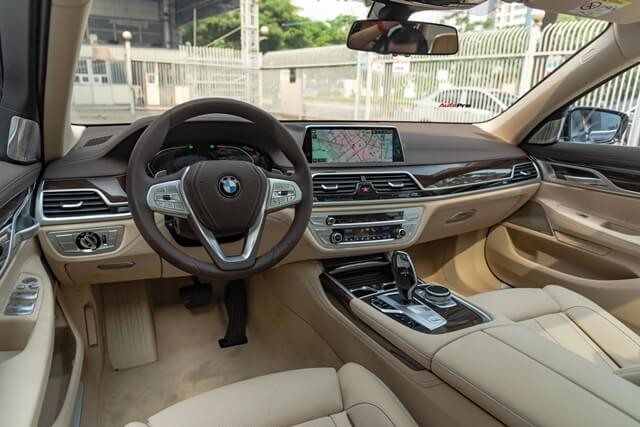 BMW-730Li-khoang-lai