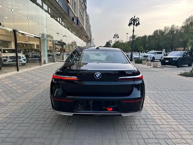 BMW-735i-duoi-xe