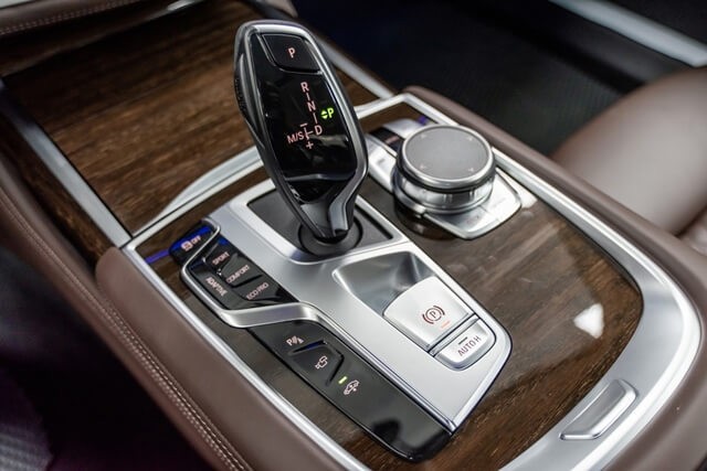 BMW-740Li-can-chuyen-so