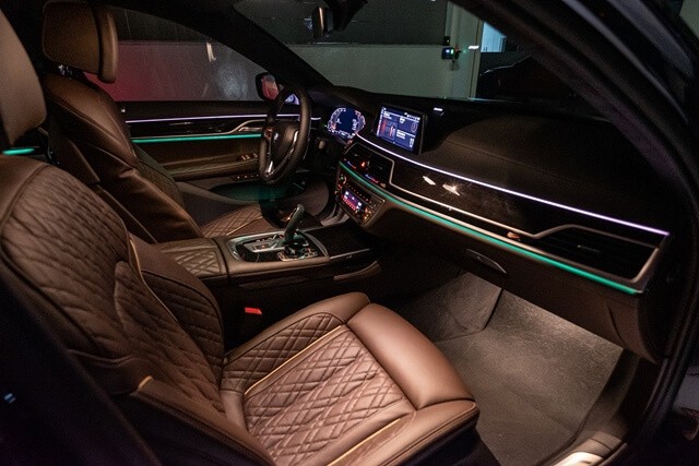 BMW-740Li-den-vien-noi-that