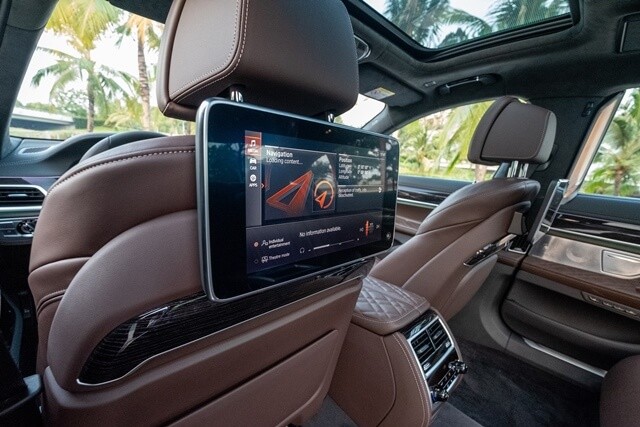 BMW-740Li-man-hinh-giai-tri-phia-sau