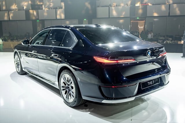 BMW-740i-hong-xe