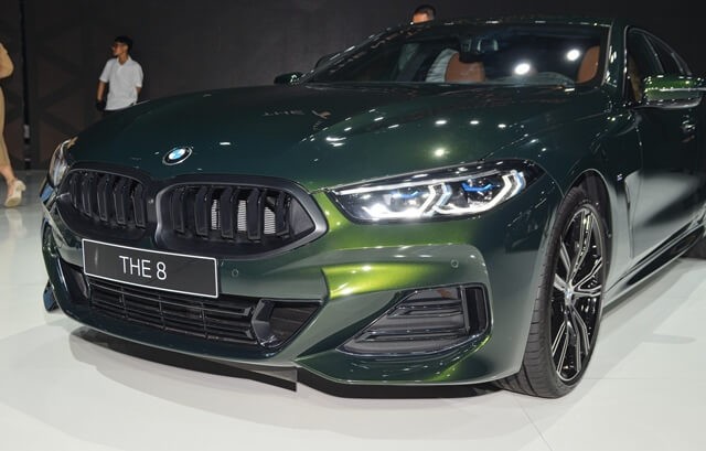 BMW-840i-Gran-Coupe-den-chieu-sang