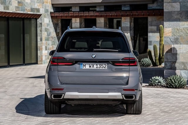 BMW-X7-duoi-xe