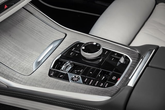 BMW-X7-trung-tam-dieu-khien