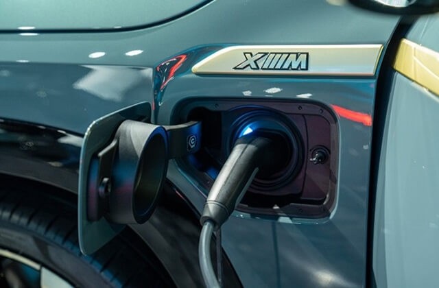 BMW-XM-cong-sac-pin