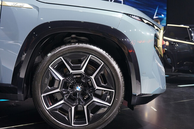 BMW-XM-thiet-ke-la-zang