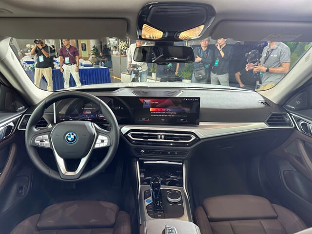 BMW-i4-eDrive-40-khoang-lai