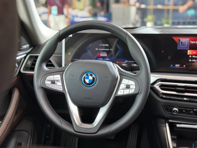 BMW-i4-eDrive-40-vo-lang
