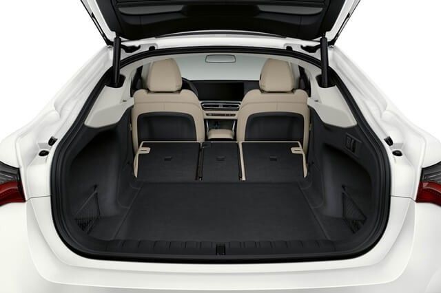 BMW-i4-edrive40-khoang-hanh-ly-gap-hang-ghe-thu-2