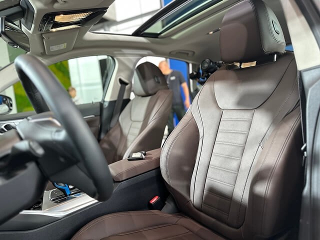 BMW-i4-ghe-ngoi-khoang-lai