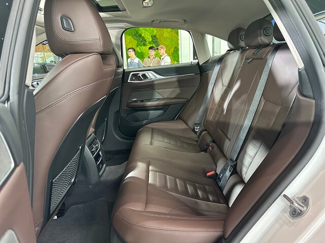 BMW-i4-khoang-hanh-khach