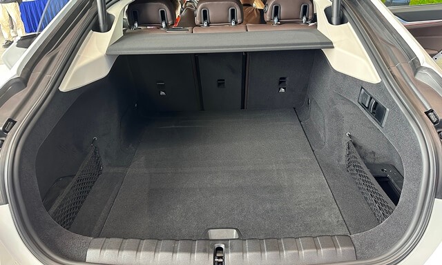 BMW-i4-khoang-hanh-ly