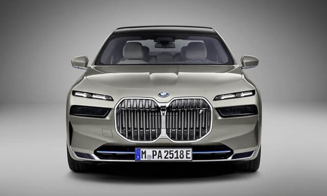 BMW-i7-xDrive60-dau-xe