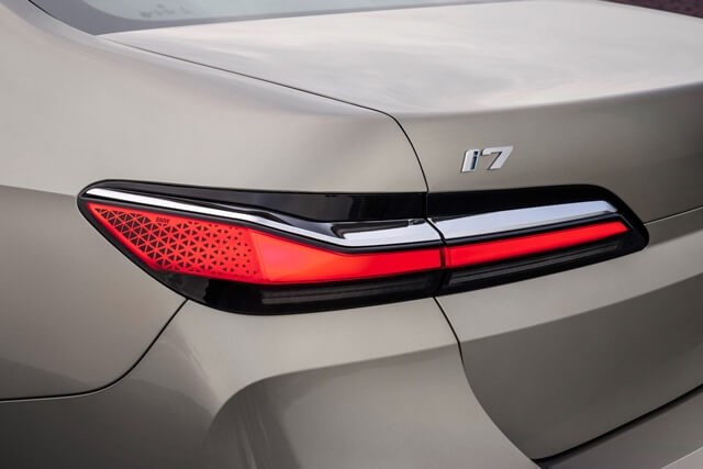 BMW-i7-xDrive60-den-hau